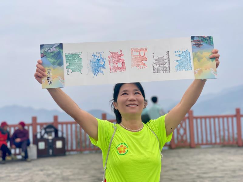 曾燕登山.jpg 曾燕登山.jpg