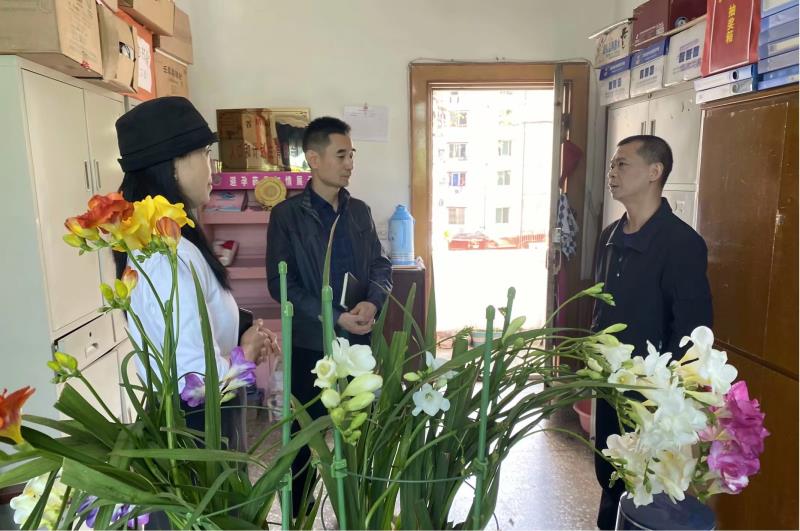 市總工會經保部領導檢查工作.jpg 市總工會經保部領導檢查工作.jpg